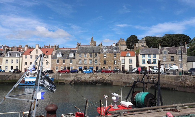 Pittenweem Apartment | HAYLOFT, character holiday cottage, with a garden in Pittenweem