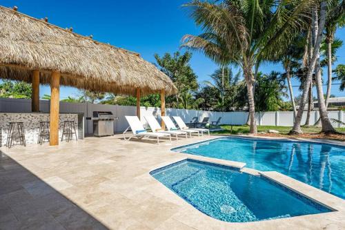Harbor Village House | Heated Pool - 1 Km to Beach - FirePit