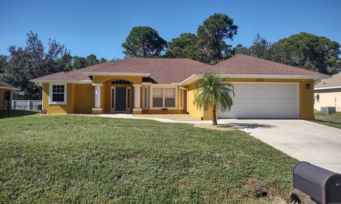 North Port House | Heated Pool w/3 Bedroom, 2 and a Half Bath Home