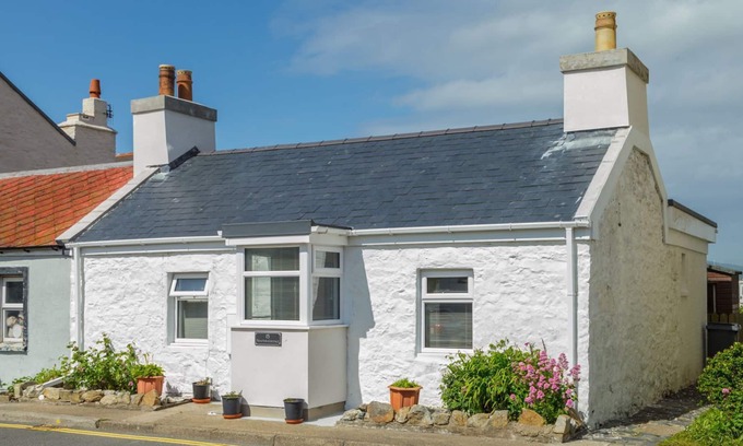 Port Saint Mary Cottage | Heather Cottage is a beautifully light and airy seaside cottage a stone's throw from the picture per