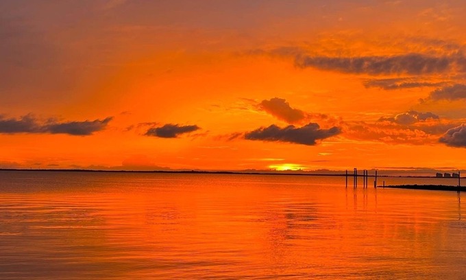 Creole House | Hebert's Landing Oasis-BBQ, HOT TUB, fishing & sunsets