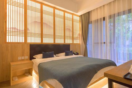 Emeishan House | Heinemann Hotel courtyard or terrace king room B106 with a jacuzzi and a local