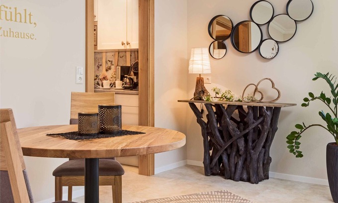 Riedenburg Apartment | Helle, neu renovierte Suite mit hochwertigen Schreinermöbeln und zwei Balkonen