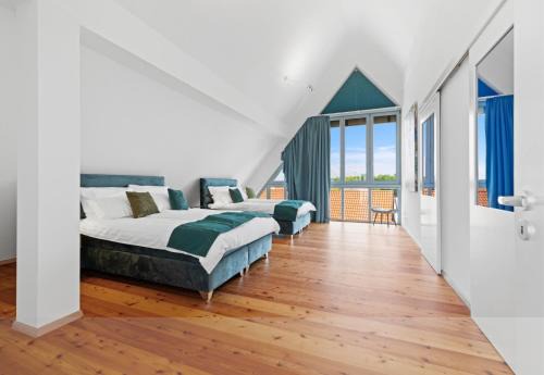 Erding Apartment | HELLOFLATS - Großes Luxus-Penthouse für bis zu 8 Gäste - Balkon & Parkplatz - im Herzen von Erding - Therme 10 Min - Flughafen 15 Min