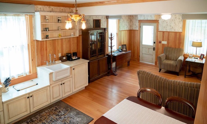 Banff House | Heritage House near Centre | Rooftop Hot Pools