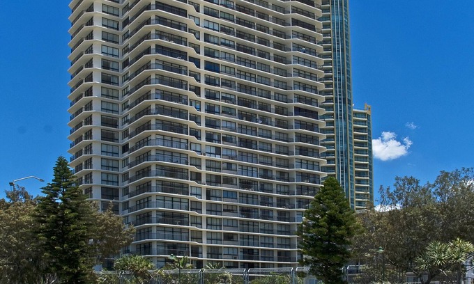 Surfers Paradise Apartment | Hi Surf Beachfront Resort Apartments