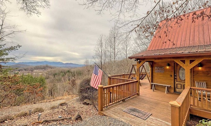 Hayesville Cabin | Hidden Escape Chalet by Chatuge Home Concierge Lake and mountain views, fire pit, hot tub