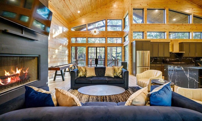Hochatown Cabin | Hidden Gem – Skee Ball, Pinball, Arcades, Shuffleboard, Foosball, Hot Tub