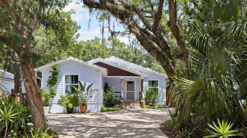 Vilano Beach House | Hidden Grove Hot Tub Deck w Lounge 2 blocks to the Beach