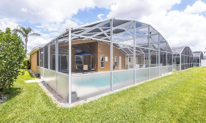 Westbury House | High Point Oasis – 4 BDR Sleeps 8, Mins to Parks and Attractions! Private Pool