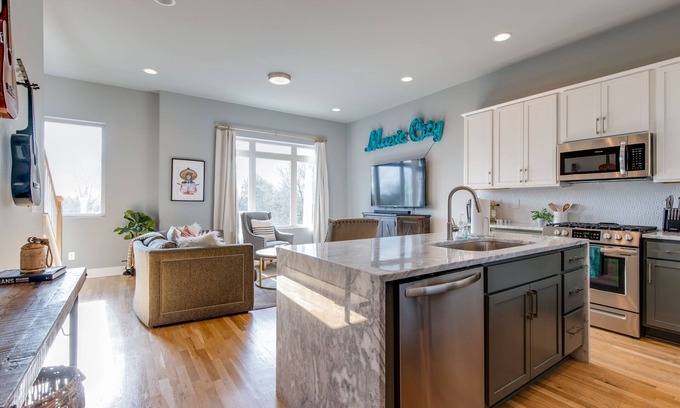 Metrocenter - North Rhodes Park House | HIGH-STRUNG - HUGE ROOFTOP DECK - MINS TO BROADWAY