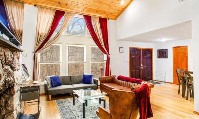 East Stroudsburg House | Highland Hideaway