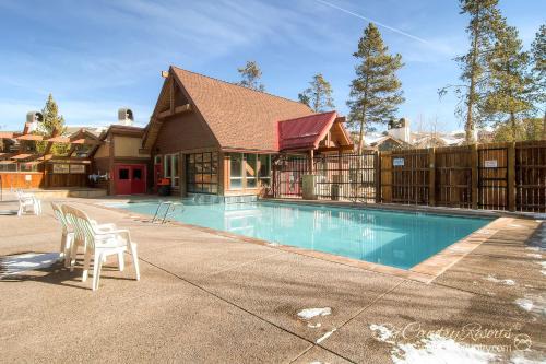Four O'Clock House | Highlander 305 by Ski Country Resorts