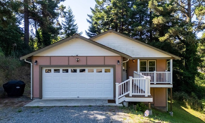 Humboldt Hill House | π‘ Hillcrest Hideaway- Tucked Away Cozy Comfort and Convenience π³