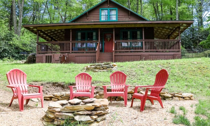 Vesta Cabin | Hillside Hideaway by Buffalo Mountain Getaway