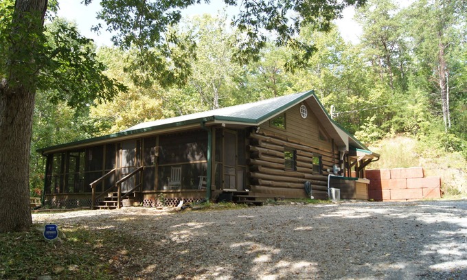 Tellico Plains Cabin | Hilltop Log Cabin with Water Effect