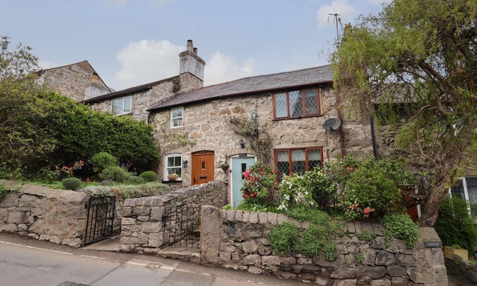 Dyserth Cottage | HILSTON, pet friendly, character holiday cottage in Dyserth