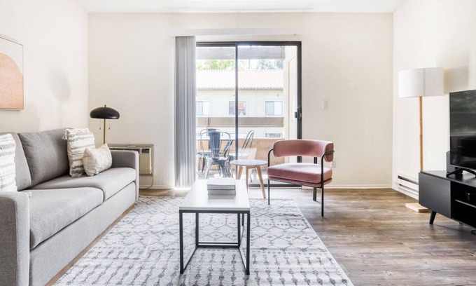 Shoreline West Apartment | Hip Mountain View 1BR w/ Pool, Gym & W/D, near FB & Google, by Blueground