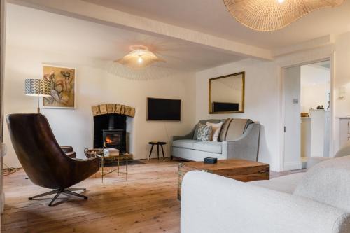 Milton-under-Wychwood Apartment | Historic 3 Bedroom Cottage in the Cotswolds