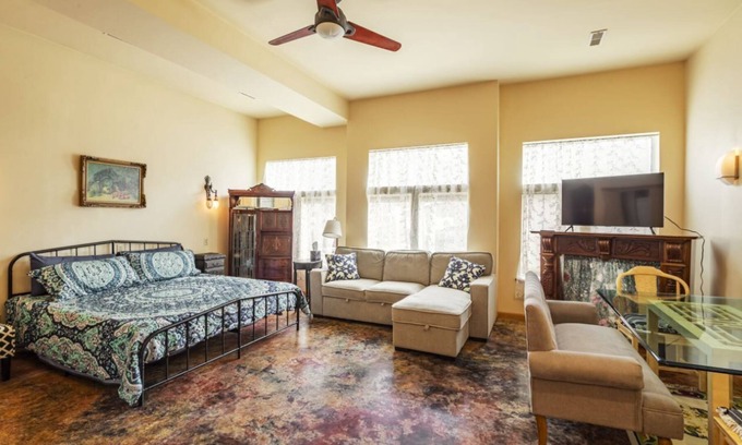 De Soto Apartment | Historic building with comfortable rooms in De Soto