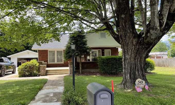 Waynesville House | Historic House in Downtown Waynesville! With a firepit! And Hot Tub π