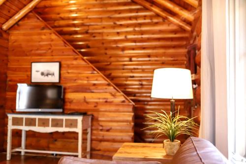 Rapid City House | Historic Log Cabin for South Dakota Glamping Getaways