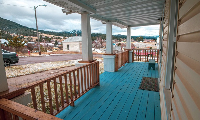 Philipsburg House | Historic Montana Cottage With Modern Amenities. Five minute walk to Main Street.