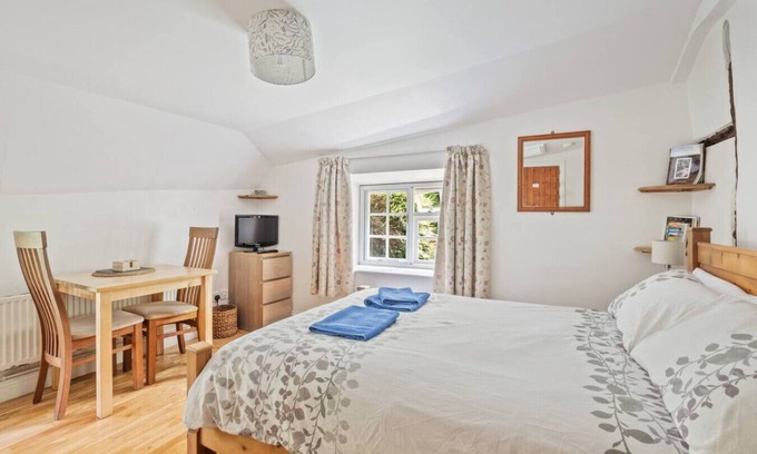 New Forest District House | Historic studio annexe for two with New Forest on your doorstep