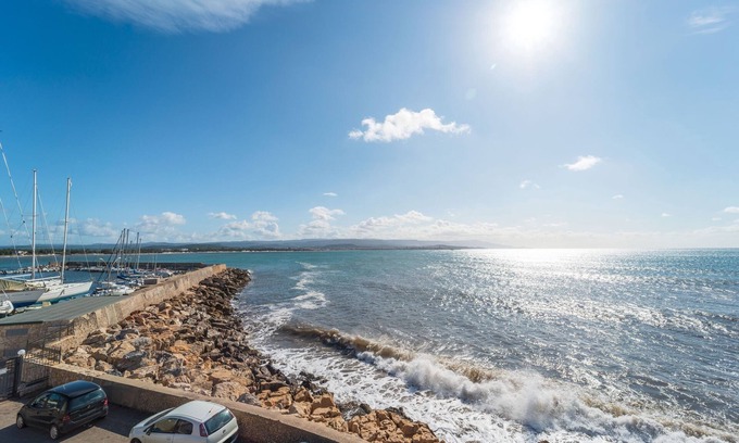 Fertilia Apartment | Holiday Apartment ‘Amantiosu Casa Vacanze’ with Air Conditioning & Balcony