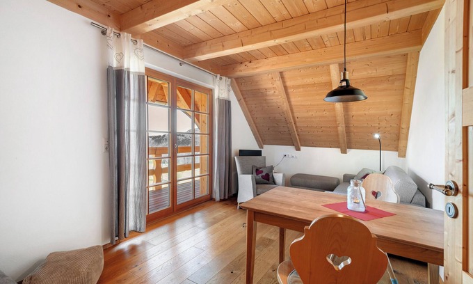 Raitenbuch Apartment | Holiday Apartment "Glasbläser" with Shared Garden, Balcony and Wi-Fi