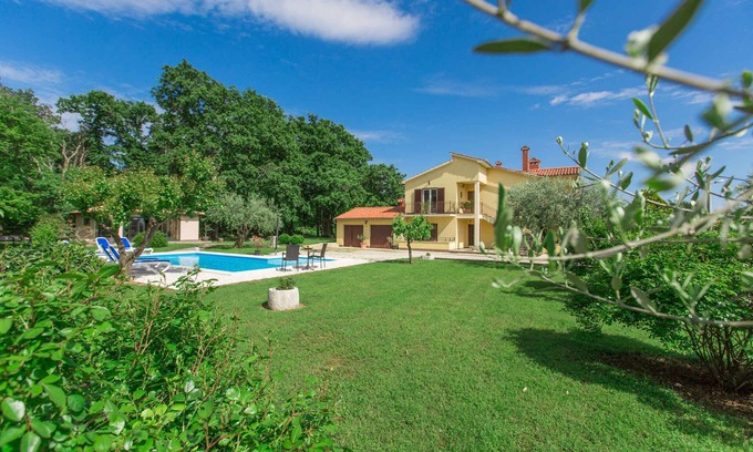Susnjici Apartment | Holiday apartment With pool and large garden