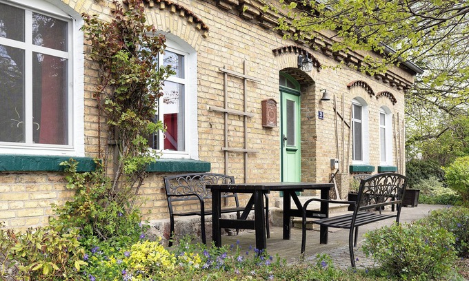 Schaprode Apartment | Holiday Apartment 'Kapitänsferienhaus Hiddenseeblick' with Shared Terrace & Wi-Fi