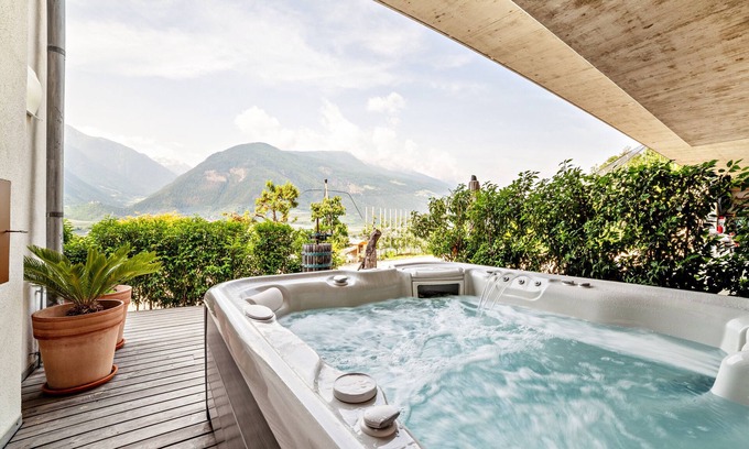 Laces Apartment | Holiday Apartment "Langstein Sonnenblume" with Mountain View, Balcony & Wi-Fi