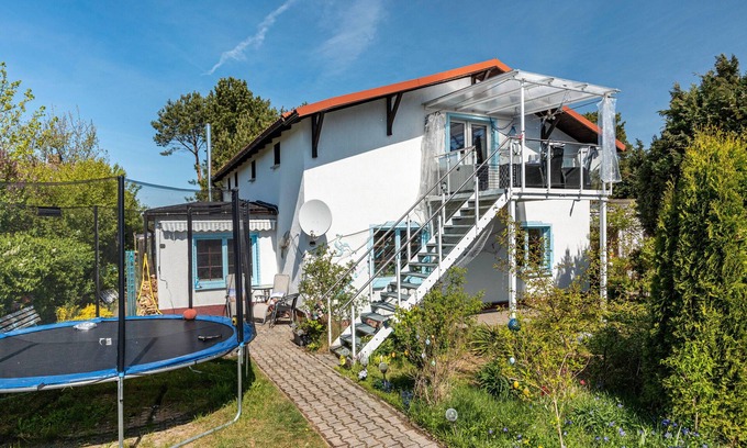 Kroeslin Apartment | Holiday Apartment 'Ostseeblick' with Sea View, Shared Terrace and Wi-Fi