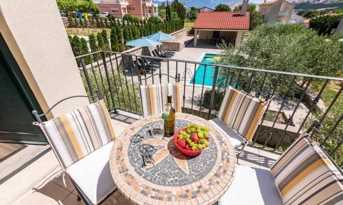 Jurandvor Apartment | Holiday apartment with shared swimming pool