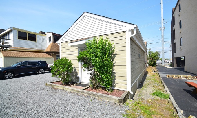 Midtown Ocean City Cottage | Holiday Cottage Efficiency-Oceanside 77th St, W/D, AC, WIFI