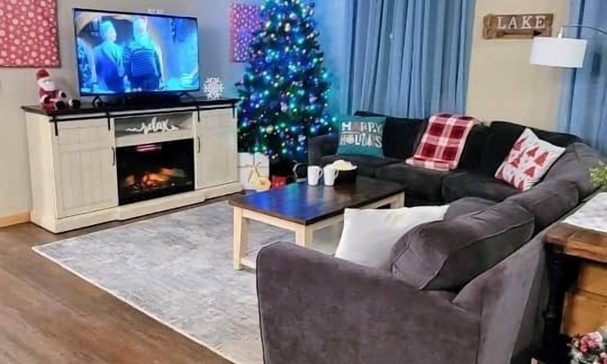 Lindstrom Cabin | Holiday Decor|Close to Ski hills|EPIC Gameroom