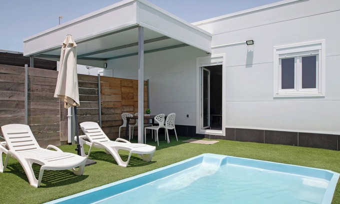 Conil de la Frontera House | Holiday Home 'Casita Perla' with Private Pool, Wi-Fi and Air Conditioning