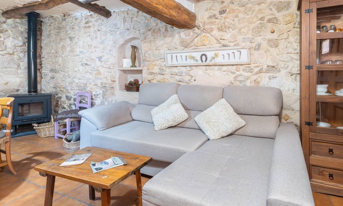 Villanueva de Viver House | Holiday Home 'La Casa Del Herrero' with Private Terrace and Wi-Fi
