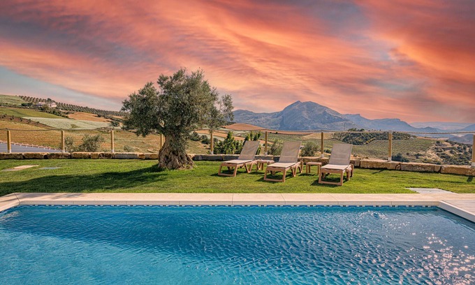 Antequera House | Holiday Home 'Antequera' with Mountain View, Wi-Fi and Air Conditioning