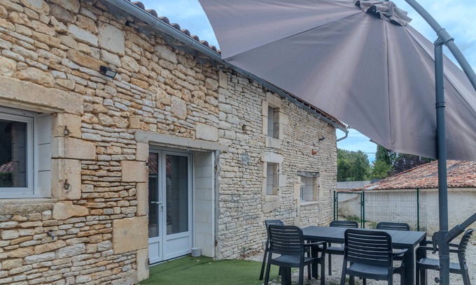 Bercloux House | Holiday Home 'Berclois' with Private Terrace, Wi-Fi and Air Conditioning