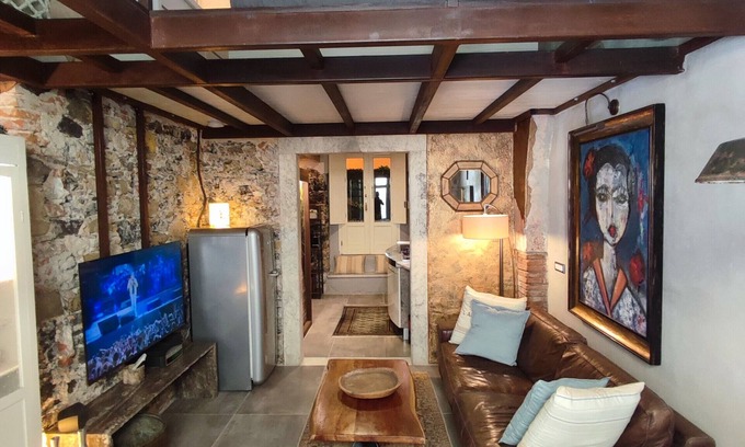 Marina di Carrara House | Holiday Home 'Bilocale Stile Loft Centro Storico' with Wi-Fi and Air Conditioning