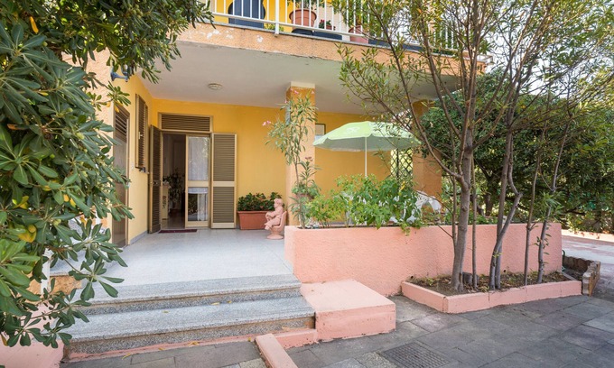 Posada House | Holiday Home 'Casa Monica' with Shared Terrace and Shared Garden