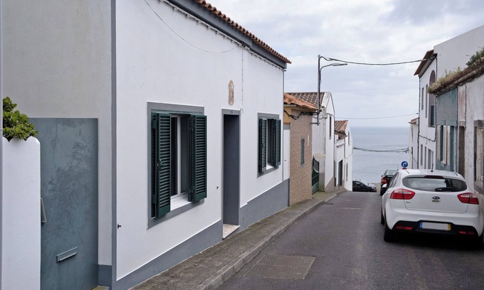 Relva House | Holiday Home 'Casa Dona Isaura' with Mountain View, Private Terrace and Wi-Fi