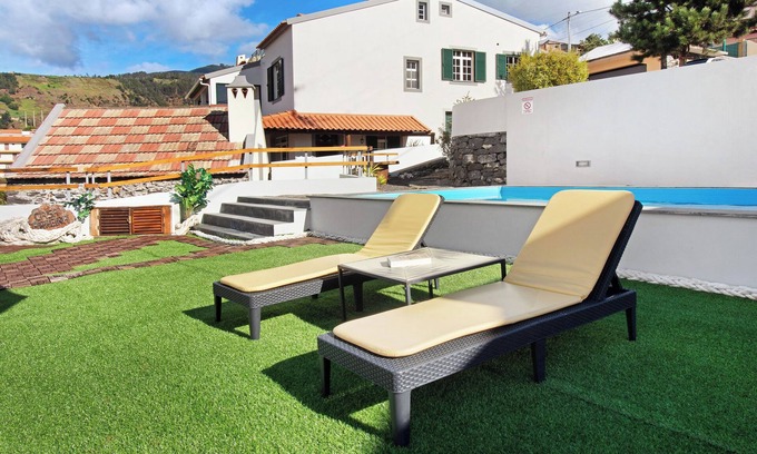 Ponta do Sol House | Holiday Home 'Casa Carreira' with Sea View, Pool & Wi-Fi