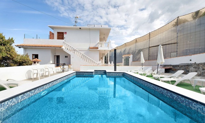 Tijarafe House | Holiday Home 'Casa Punta Del Sol Atico' with Sea View, Shared Pool, and Wi-Fi