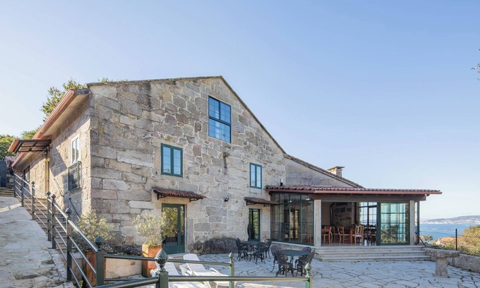 Bueu House | Holiday Home 'Casa Torrevella' with Mountain View, Wi-Fi and Air Conditioning