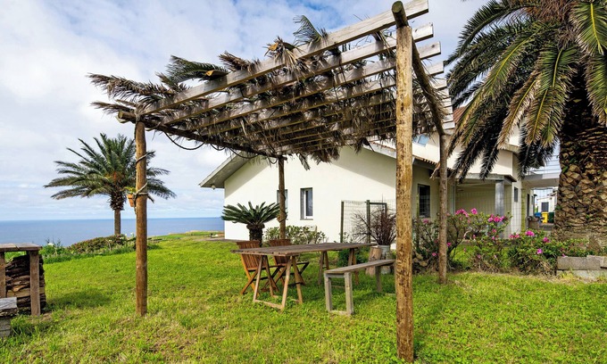 Achadinha House | Holiday Home 'Casinha Do Monte' with Sea View, Shared Garden and Wi-Fi