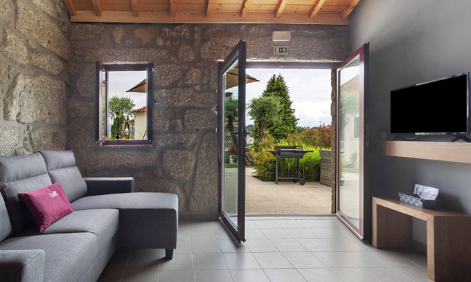 Guilhofrei House | Holiday Home 'Do Lagar T2' with Lake View, Wi-Fi and Air Conditioning
