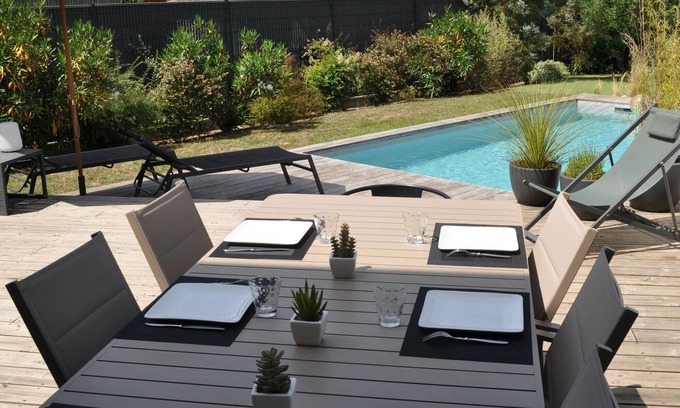 Le Taillan-Medoc House | Holiday Home 'Entre L'océan Et Bordeaux' with Private Terrace, Wi-Fi and Air Conditioning